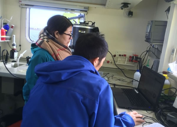 太湖局專家在野外調(diào)查船上操作CytoSense.jpg 太湖局專家在野外調(diào)查船上操作CytoSense.jpg