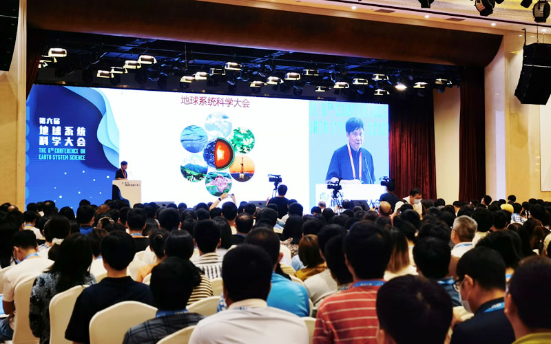 毛訶光教授做報告.jpg 毛訶光教授做報告.jpg